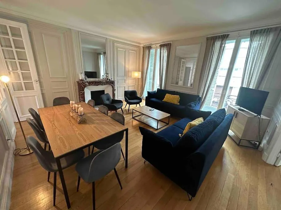 Suite Avenue Des Champs-Elysees : Luxe Parisien Appartamento